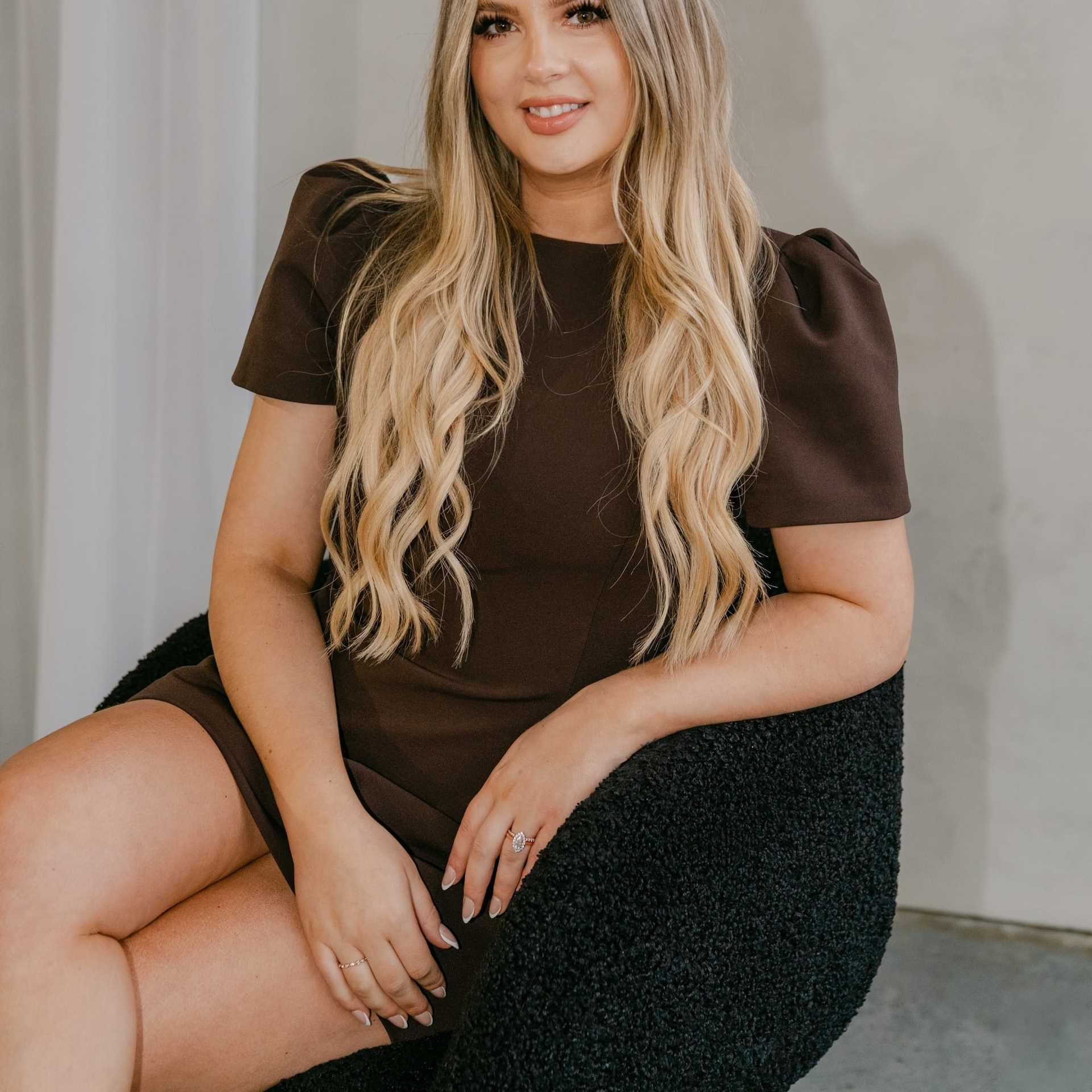Portrait of Elle Levine, a professional stylist at Chromatique Salon, showcasing their expertise and style.