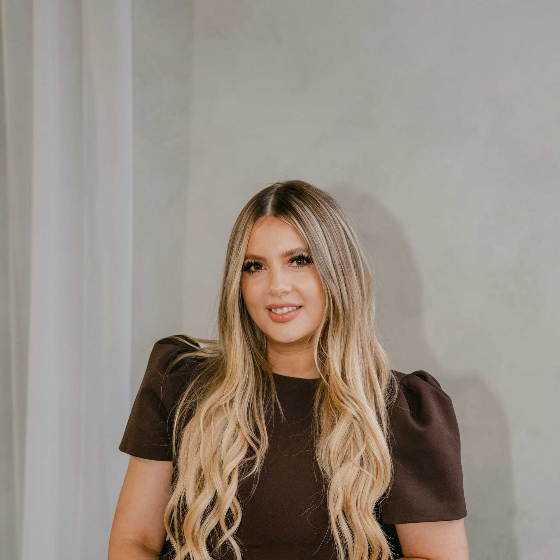 Portrait of Elle Levine, a professional stylist at Chromatique Salon, showcasing their expertise and style.